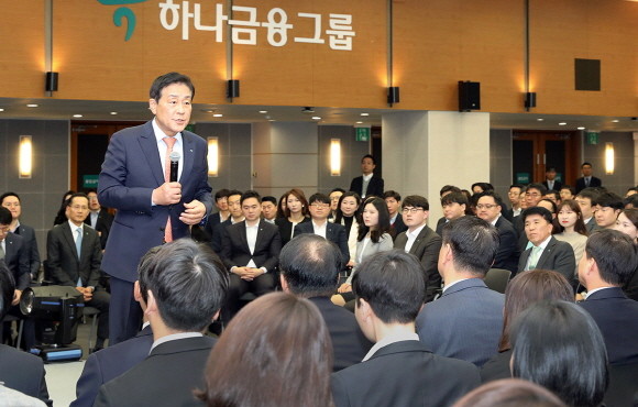 하나금융그룹은 2일 명동 사옥 대강당에서 그룹 출범 14주년 기념식을 개최하고, 새로운 10년을 준비하는 '넥스트 2030 경영원칙'을 선포했다. 김정태 회장은 'CEO 특별강연'을 통해 참석한 임직원들을 대상으로 △Reset △Rebuild △Game '3대 경영원칙'을 제시했다. Ⓒ 하나금융그룹