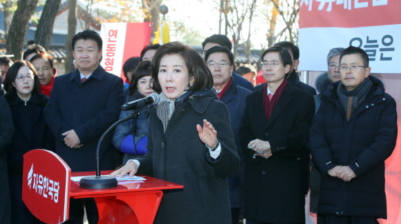 나경원 자유한국당 원내대표는 2일 청와대 인근에서 열린 최고위원회의에서 더불어민주당의 국회 봉쇄 해제와 민생법안 처리를 위해 원포인트 본회의를 열자고 밝혔다. ⓒ 연합뉴스