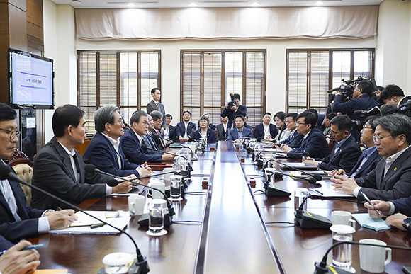 문재인 대통령은 청와대에서 수석보좌관회의를 주재하고, 현재 맨생과 경제를 위한 현안 법안들의 신속한 처리 및 예산안 처리에 대해 언급했다. ⓒ 청와대