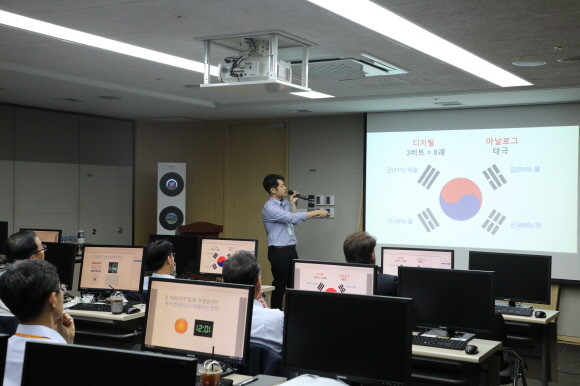 KB국민카드가 경영진의 데이터 관련 이해도 제고와 활용 능력 향상을 위한 교육 프로그램 '코딩의 이해'를 개최했다. ⓒ KB국민카드