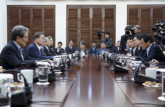 문 대통령은 제51회 국무회의를 청와대 본관 세종실에서 주재하고, 미세먼지 특별 대책을 위한 다양한 방안에 대해 논의했다. ⓒ 청와대