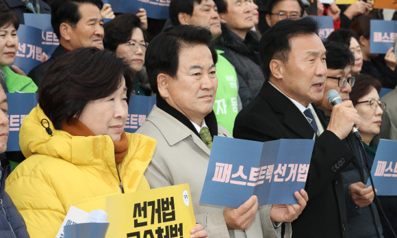 심상정 정의당 대표와 정동영 민주평화당 대표 그리고 손학규 바른미래당 대표는 3일 국회 본청 앞에서 선거법 개정안에 대한 입장을 말했다. ⓒ 연합뉴스