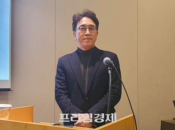 김성진 메드팩토 대표가 6일 서울 여의도에서 열린 기자간담회에서 발표에 앞서 포토타임을 갖고 있다. = 염재인 기자