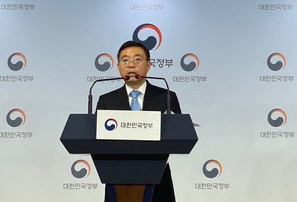 이태희 과학기술정보통신부 네트워크정책실장이 13일 정부서울청사에서 LG유플러스의 CJ헬로 인수 승인에 대한 결과를 발표하고 있다. = 박지혜 기자