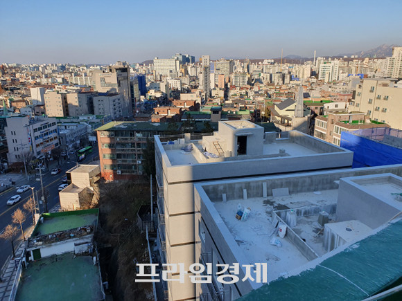 건물 노후화로 인해 옹벽 붕괴 위험이 지적되고 있는 목2지구대 일대 '목3동 가로주택정비사업지'가 조합설립을 추진 중이다. 2개 시행대행사가 경쟁하는 가운데 330여평에 이르는 J업체 토지 매입이 '승부처'로 떠오르고 있다. = 장귀용 기자