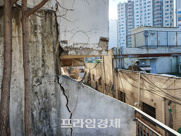 목3동 가로주택정비사업지 내 D빌라 하부의 옹벽이 갈라지고 있는 모습. 해당 빌라는 옹벽 뿐 아니라 주택 전체가 조금씩 기울고 있는 상황이다. = 장귀용 기자