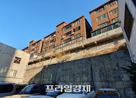 D빌라 전면 옹벽 모습. 옹벽에 지나치게 붙여 건물을 올린 탓에 하자 발생확률이 높을 수밖에 없다는 것이 전문가들의 소견이다. = 장귀용 기자