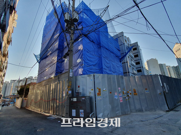 목3동 가로주택정비사업에서 사업추진에 있어 결정적 승부처로 떠오른 J업체 소유의 토지와 건물. 해당 업체 건물이 준공허가를 득하게 되면 전체 부지의 노후도가 맞지 않고, 해당 부지를 제외하면 수익성이 맞지 않아 사업 좌초가 불가피한 상황이다. = 장귀용 기자