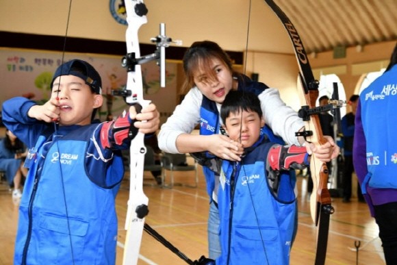 인터넷으로 공개모집한 20명의 어린이를 대상으로 전문 양궁 수업 프로그램을 진행하고 있는 모습이예요. 4회 교육은 경기도 안양 서초등학교에서 진행되고 있어요. ⓒ 현대모비스