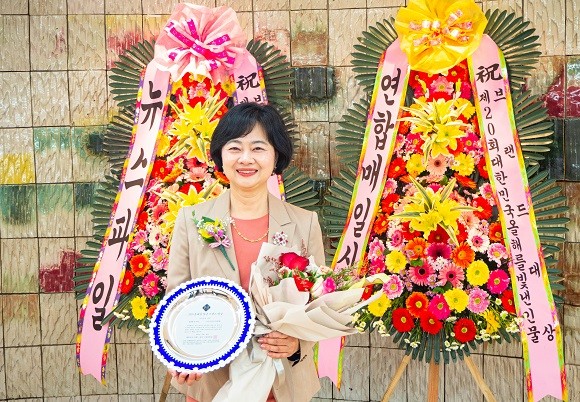 제 19회 '올해를 빛낸 인물&브랜드 대상 시상식'에서 대상을 수상한 정혜선 직업건강협회 회장. ⓒ 직업건강협회