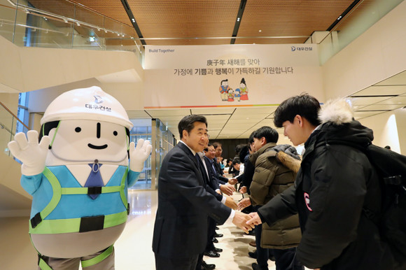 김형 대우건설 사장(가운데)이 대우건설이 새롭게 둥지를 튼 을지로 트윈타워에서 출근길 임직원들을 맞이해 악수를 나누며 시무식을 대체했다. ⓒ 대우건설