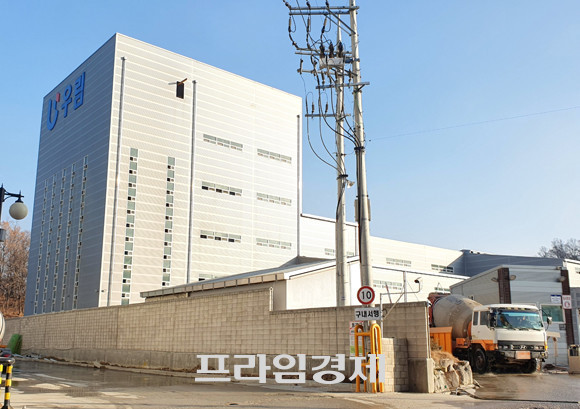 우림콘크리트공업 공장을 벗어나고 있는 레미콘 차량 모습. 우림콘크리트공업의 차량은 파란색 도색돼 있어야 하지만 해당 차량은 개별 차량을 섭외해 운용하는 것으로 보인다. = 장귀용 기자