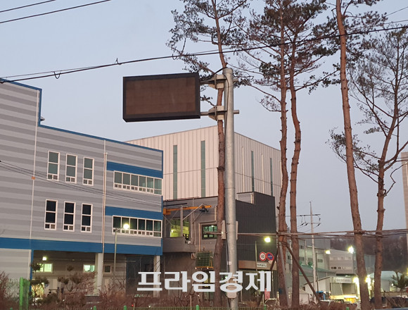 초이동 주민들은 두 레미콘 업체에서 발생하는 소음과 비산먼지 등을 표시한 안내판도 어느 시점부터 작동하지 않고 있으며, 밤 10시이후에도 기계가동 소음으로 큰 피해를 입고 있다고 주장했다. 사진은 전원이 꺼진 소음먼지 안내판. = 장귀용 기자