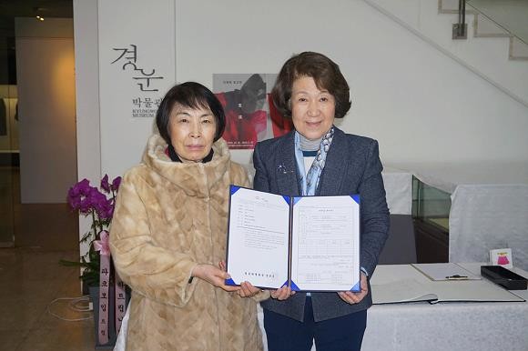 조영수 한세예스24문화재단 이사장(오른쪽)과 박경자 경운박물관 부관장이 기념 촬영을 하고 있다. ⓒ 한세예스24문화재단