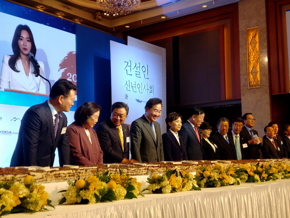 대한건설총연합회 2020년 신년인사회가 이낙연 국무총리(왼쪽 네번째)와 김현미 국토교통부 장관(왼쪽 다섯번째), 박순자 국회 국토교통위원장(왼쪽 두번째) 등 1000명이 참석한 가운데 개최됐다. = 장귀용 기자