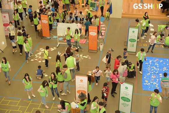 GS홈쇼핑이 지난 4일 연세대학교 백양누리 그랜드볼룸에서 대학생 봉사단 '리얼러브' 10기의 수료식을 진행했다. ⓒ GS홈쇼핑