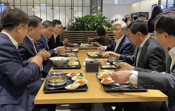 신동빈 회장이 지주 및 BU 임원들과 이야기하며 식사하고 있다. (왼쪽부터) 강희태 유통BU장, 황각규 롯데지주 대표이사, 이봉철 호텔&서비스BU장, 김교현 화학BU장, 송용덕 롯데지주 대표이사, 롯데 신동빈 회장, 이영호 식품BU장. ⓒ 롯데