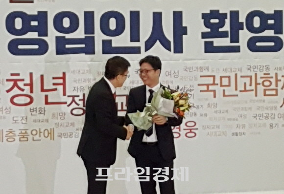 황교안 자유한국당 대표와 악수하고 있는 지성호 북한 인권 청년단체 HAHU 대표. = 박성현 기자