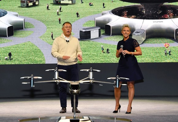 CES 2020에서 개인용 비행체 에어택시 'S-A1' 콘셉트 모델을 소개하고 있는 정의선 현대차그룹 수석부회장. ⓒ 현대자동차