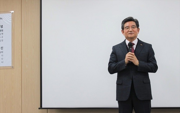 10일 창립기념일 행사에서 기념사를 진행하고 있는 박인주 제니엘그룹 회장. ⓒ 제니엘그룹