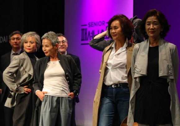 지난해 9월28일 서울 압구정동 현대백화점 컬쳐파크 토파즈홀에서 만 60세 이상의 시니어 패셔니스타 콘테스트 참가자들이 무대에서 멋지게 걷고 있어요. ⓒ 현대백화점