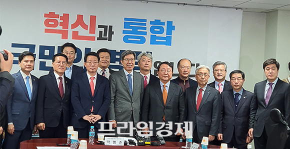 혁신통추위는 14일 첫 공식회의를 열어 보수 통합을 위한 첫 단추를 채웠다. = 박성현 기자