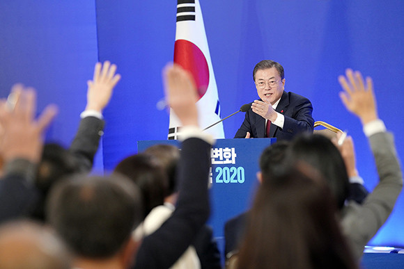 문재인 대통령은 14일 신년기자회견에서 윤석열 검찰총장 질책 관련 질문에 대해 대답을 회피했다. ⓒ 청와대