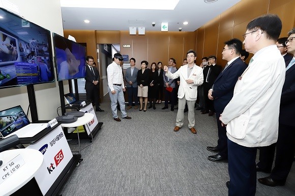 KT와 삼성서울병원 관계자들이 지난해 9월 있었던 5G 스마트병원 MOU 시연회에서 VR과 AR을 통한 수술 교육 시연을 참관하고 있다. ⓒ KT