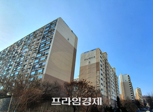 한남하이츠 재건축 조합은 18일 시공사선정 총회를 개최하고 GS건설을 시공사로 선정했다. 한남하이츠 재건축 사업은 입찰이 무효화 되며 5월로 미뤄진 한남3구역의 전초전 성격이라는 평가를 받으면서, 입찰에 참여한 GS건설과 현대건설이 상호비방전을 불사하며 크게 맞붙었었다. 사진은 한남하이츠 단지 전경. = 장귀용 기자