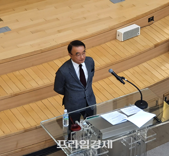 박호성 한남하이츠 재건축 조합장(사진)은 인근 한남3구역이 정부·지자체의 특별조사 결과 입찰무효화 된 사례를 언급하면서 10% 이내 대안설계 외 특화설계 금지와 이주비 제공 등 금전적 이익 제공 금지 규정을 준수해 사업을 진행할 것임을 강조했다. = 장귀용 기자