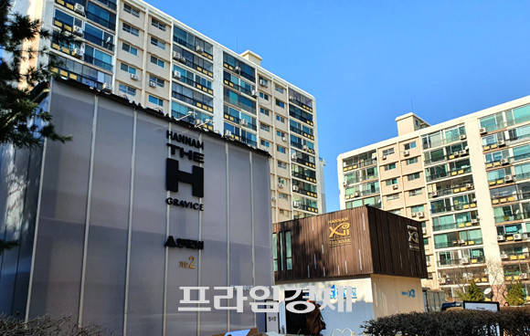 한남하이츠 단지 내 마련된 현대건설과 GS건설의 홍보관. 두 업체는 상호비방전까지 불사하면서 한남하이츠 수주전 맞대결에서 치열하게 맞붙었었다. = 장귀용 기자