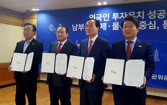 김영만 군수(왼쪽 두 번째)는 지난 20일 군위군의 판단만으로 의성군의 투표결과에 상관없이 통합대구공항 이전 유치신청을 할 것이라고 밝혔다. 사진은 2018년 대구공항 통합이전에 관해 김관용 당시 경북도지사(왼쪽 첫번째)와 권영진 대구시장(오른쪽 첫번째)·김영만 군수·김주수 의성군수(오른쪽 두번째)가 통합 이전에 관한 합의문을 작성한 뒤 찍은 기념사진. ⓒ 연합뉴스