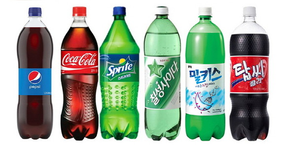 1.5리터 음료수들 사진이예요. 우리나라 성인 남녀가 1년동안 마시는 평균적인 술의 양은 10.2리터이며, 1.5리터 음료수를 7개 마시는 것과 비슷한 양이예요. ⓒ 네이버 블로그