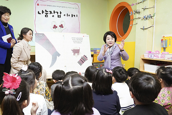 김정숙 여사가 착한마을로 지정된 서울 구로구 개봉동의 꿈나래여린이집을 찾아 어린이들에게 나눔을 소재로 한 동화 '장갑'을 읽어주고 있다. ⓒ 청와대