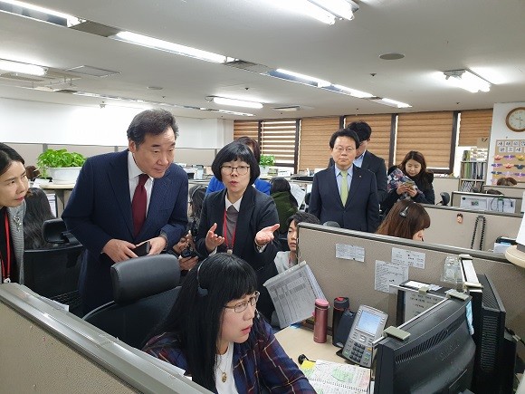 이낙연 전 국무총리가 농협은행 콜센터 현장을 둘러보며 직원의 설명을 듣고 있다. =김상준 기자