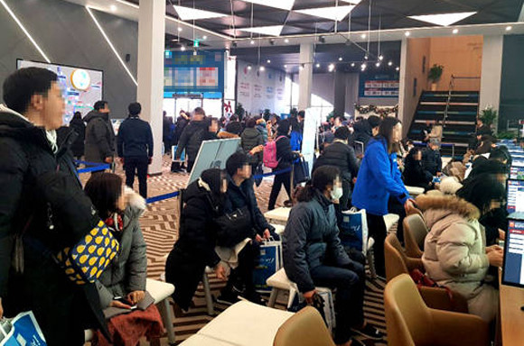 '우한폐렴'으로 불리는 '신종코로나' 확산으로 건설업계가 고민에 빠졌다. 대체로 마스크배포, 방역 등 대책을 세우고 분양일정은 그대로 추진한다는 방침이다. 중국인 근로자가 많은 건설현장에서는 더욱 걱정이 깊다. 외부비계 등 일부 작업에서 중국인들을 대체할 인력을 구하기 쉽지 않기 때문이다. 사진은 기사내용과 무관. ⓒ 프라임경제