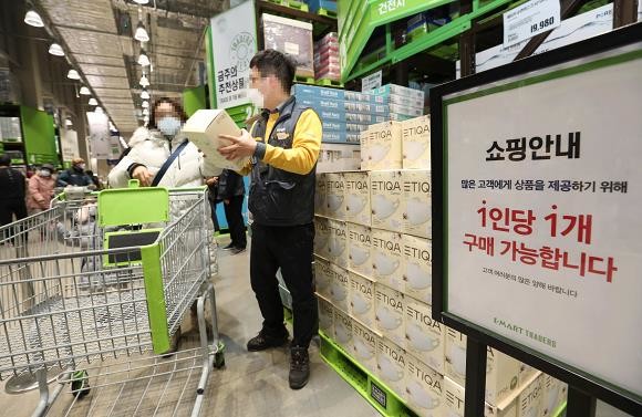 3일 오후 트레이더스 월계점에 입고된 마스크를 인당 1박스씩 한정 판매하는 모습. ⓒ 이마트