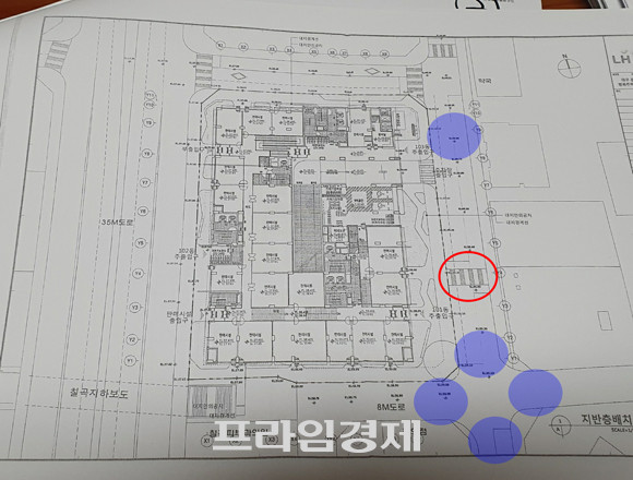한국토지주택공사가 대구 북구 읍내동에 조성중인 '대구 읍내 행복주택'에 대한 사업승인 요청 도면. 해당 도면에는 원래 위치한 횡단보도(푸른원)는 삭제돼 있고, 존재하지 않는 위치(붉은 원)에 횡단보도가 그려져 있다. 해당 도면에는 어린이보혹구역도 표시돼 있지 않아, 교통환경에 대한 분석과 대책이 제대로 갖춰지지 않은 채 주차장 출입로를 설정했다는 의혹이 제기된다. 주민들은 이러한 내용을 바탕으로 해당 사업에 관한 공사금지가처분신청 소송을 진행 중으로 알려졌다. = 장귀용 기자