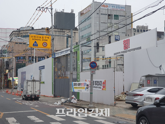 사업지 북측도로에서 바라본 사업지와 어린이보호구역, 횡단보도. 사업계획대로 공사가 진행될 경우 주차장 출입로와 횡단보도가 바로 붙어 있는 형태가 된다. = 장귀용 기자