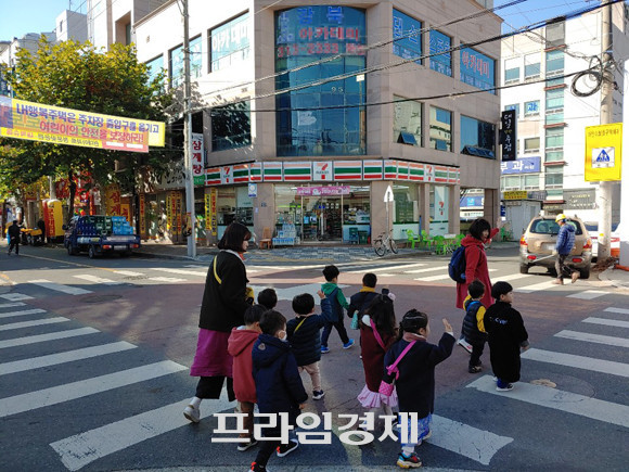 한국토지주택공사가 대구 북구 읍내동에 조성하고 있는 '대구 읍내 행복주택' 사업지 인근에는 어린이집과 지역아동센터가 있어 아이들의 통행이 잦다. 때문에 주민들은 어린아이들의 통행이 많은 동측도로에 주차장출입로 설치를 반대하는 목소리를 내고 있다. 주민들은 차량 통행이 적은 북측으로 출입로를 옮겨야 한다는 입장이다. = 장귀용 기자