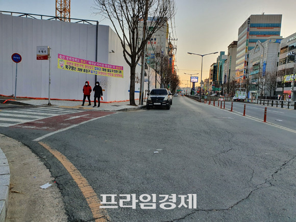 사업지 (사진 왼쪽 상단)의 북측도로는 칠곡중앙대로와 접해있는데 해당 도로에서 차량 통행이 가장 많은 지하차도에서는 사업지 북측으로 접근할 수 없어 도보로 1분거리인 다음 블럭에서 돌아와야 한다. 때문에 차량통행이 많지 않아 인근 주민들은 해당 도로 쪽에 주차장 출입로를 내야한다는 입장이다. = 장귀용 기자