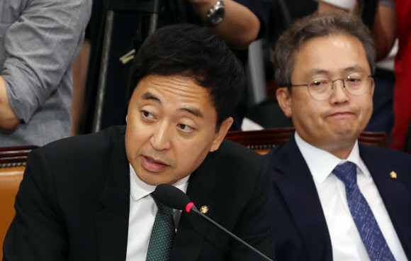 금태섭 더불어민주당 의원은 조국 전 법무부 장관의 인사청문회 당시 조 전 장관에게 "말과 행동이 다른 '언행불일치' 때문이라고 비판한 바 있다. ⓒ 연합뉴스