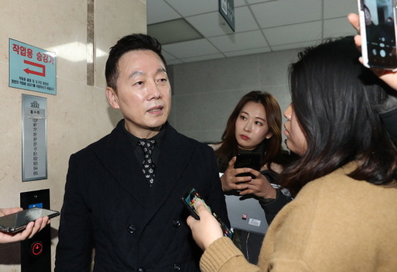 정봉주 전 의원이 지난 9일 자신에 대한 예비후보 적격 여부에 대한 판정에 대해 기자들의 질문에 대해 답변하고 있다. ⓒ 연합뉴스
