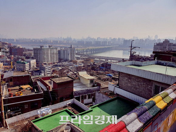 한남3구역 내 가장 높은 고지대에 해당하는 한광교회 담장에서 내려다 본 한남3구역 사업대상지와 한강 모습. 한남3구역은 한강 조망을 갖춘 대규모 단지라는 장점이 부각되면서 시공사들의 수주 과열경쟁이 벌어진 바 있다. = 장귀용 기자