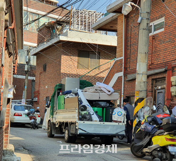 재입찰절차를 통해 오는 4월26일 시공사를 선정할 예정인 한남3구역에는 사업추진과 함께 살던 집을 떠나가는 주민들도 자주 눈에 띠었다. 한남3구역은 현재 전용면적 84㎡아파트를 받을 수 있는 지분을 확보한 조합원 물량이 15억원 수준에서 거래되고 있다. = 장귀용 기자