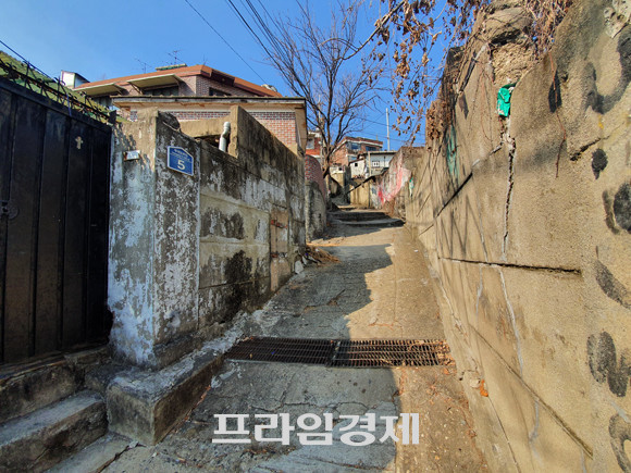 주민들이 대거 퇴거한 한남3구역의 골목 풍경. 가파른 경사가 눈에 들어온다. 건설업계에서는 한남3구역 사업이 완료되면 한강 조망권에서는 최고입지의 아파트가 될 것이라는 전망을 내놓고 있다. = 장귀용 기자
