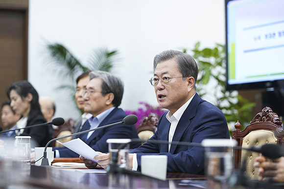 문재인 대통령은 10일 수석보좌관 회의를 주재하고 "신종 코로나가 경제이 미치는 어려움을 반드시 이겨낼 것"이라고 강조했다. ⓒ 청와대