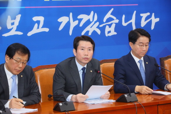 이인영 더불어민주당 원내대표는 11일 원내대책회의에서 문재인 대통령에 대한 탄핵 주장에 대해 비판했다. ⓒ 연합뉴스