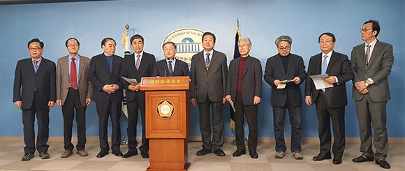 여야 의원들과 국민발안 개헌연대는 한 목소리로 원포인트 개헌안 국회 발의를 제청했다. = 박성현 기자