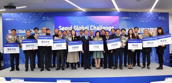 올스웰은 '서울 글로벌 챌린지'에서 국내 특허를 받은 자사 신기술을 적용한 제품으로 승강장 부문 우승을 차지했다. 사진은 올스웰을 비롯한 수상 기업들이 기념촬영하는 모습. ⓒ 올스웰
